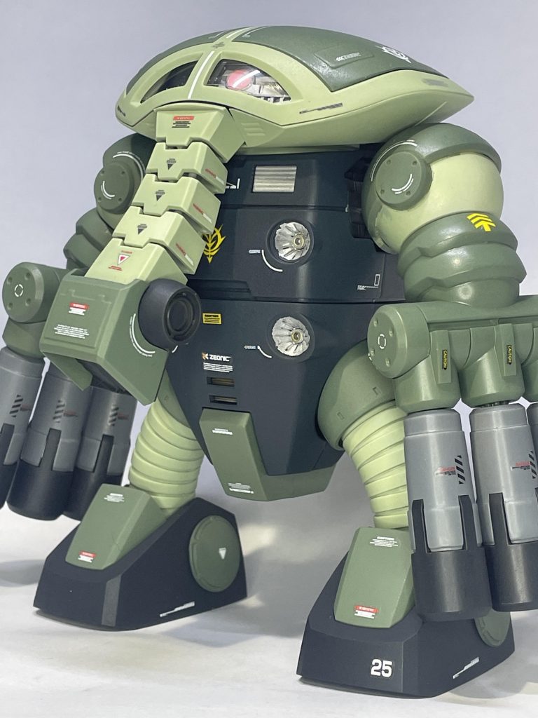 HGジュアッグ。水中用MSに分類されていますが水中を高速移動できるだけでの水中の戦闘は不向きかと思い地上用量産型カラーに全塗装。