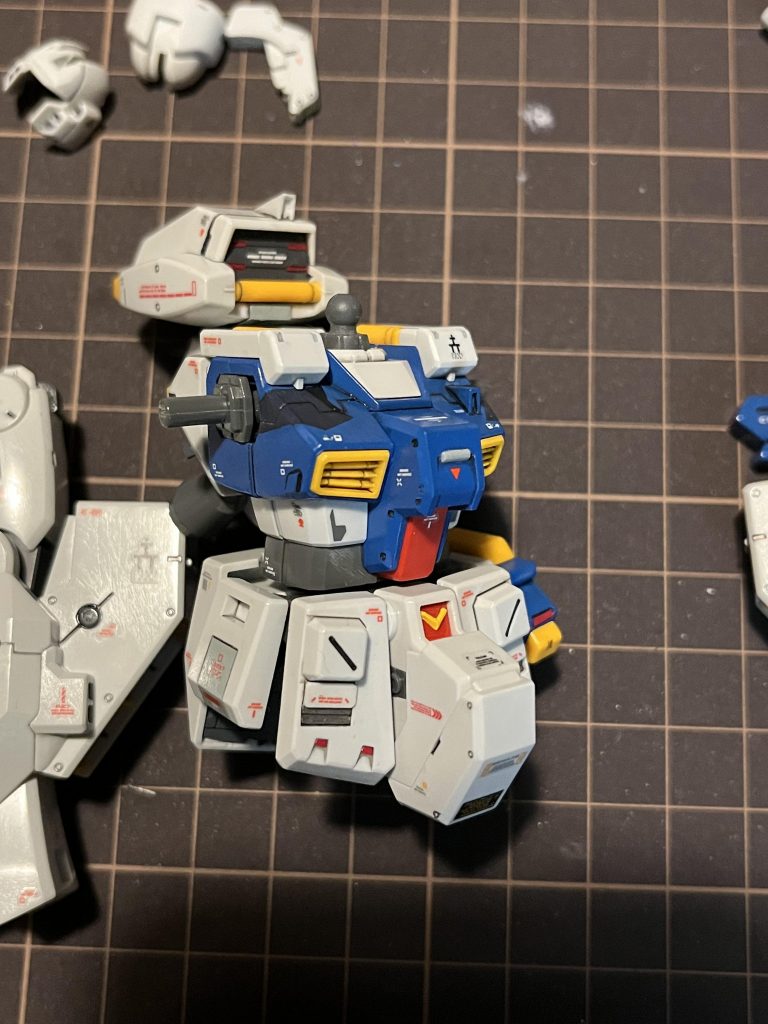 ボディをアップで。フロントアーマーのダクトは開閉しません。できたらいいんですけどね。技量が足りません。素組までは早かったんですが、そこからが長かった…。アイデア出す→ちょっと作業する→間があいて忘れる→作業する→前のアイデアを思い出して後戻り…この繰り返しで気づけば1年経ってしまいました。