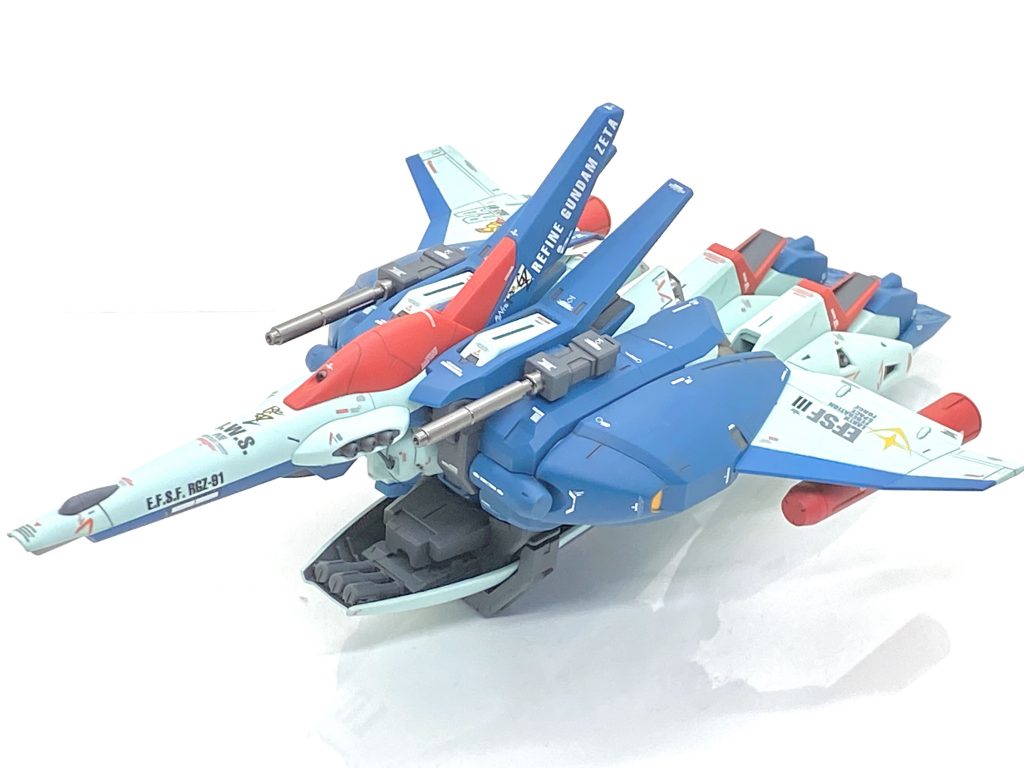 BWSを付けたスペースファイター形態・・・スーパーロボット大戦などでお馴染みの形態になります。大口径ビーム・キャノンや二門のビーム・キャノンの砲身はウサ男流でありますメタリックで裏面やディテールはグレーで塗り、メリハリを付けました。両翼の青の部分は塗り分けないといけないのでMGリ・ガズィ用のガンダムカラーにありますブルー13をそのまま使いましたから成型色と全く同じ色合いで楽が出来ました。戦闘機で言う機首の部分はMGの説明書を参考にMGのデカールをほぼそのまま貼っているのでサイズが多い上に派手目ですがF1みたいな感じになり、これはこれで良い感じになったと思います。