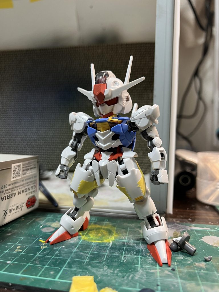 カットした箇所を接着し胴体を更に短くするために腹回りを削りました。