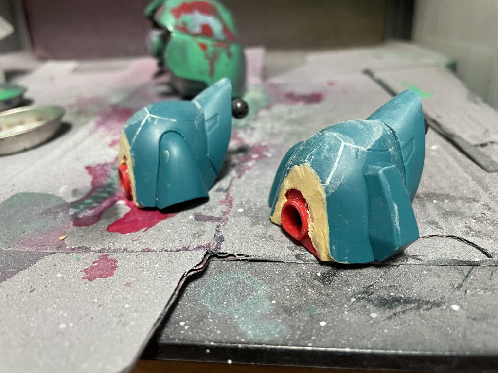 ヤクトドーガの肩アーマーにドム用のパーツを無理矢理パテで埋め込みました笑