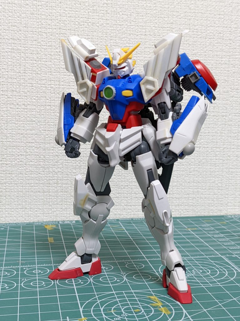 塗装前の姿です。肩の装甲はプラ材とシャイニングの腰アーマーから作り出しています。大きくなった肩の分、上腕と大腿部はプラ板で2mm延長して体格が負けないようにしています。脚はほぼダブルオーのままですが、シャイニング本来の膝装甲を足しています。