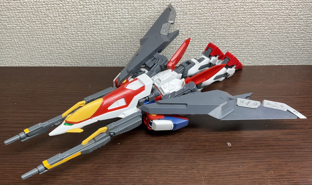 飛行形態のデザインはもっと変態的なんですが、最大の特徴はサイドアーマーが主翼と垂直尾翼になる点でしょうしかもサイドアーマーはMS形態時と左右逆に取り付ける必要がありますから、もし仮に映像化なんてしようものなら悲惨な変形を晒すことになります()