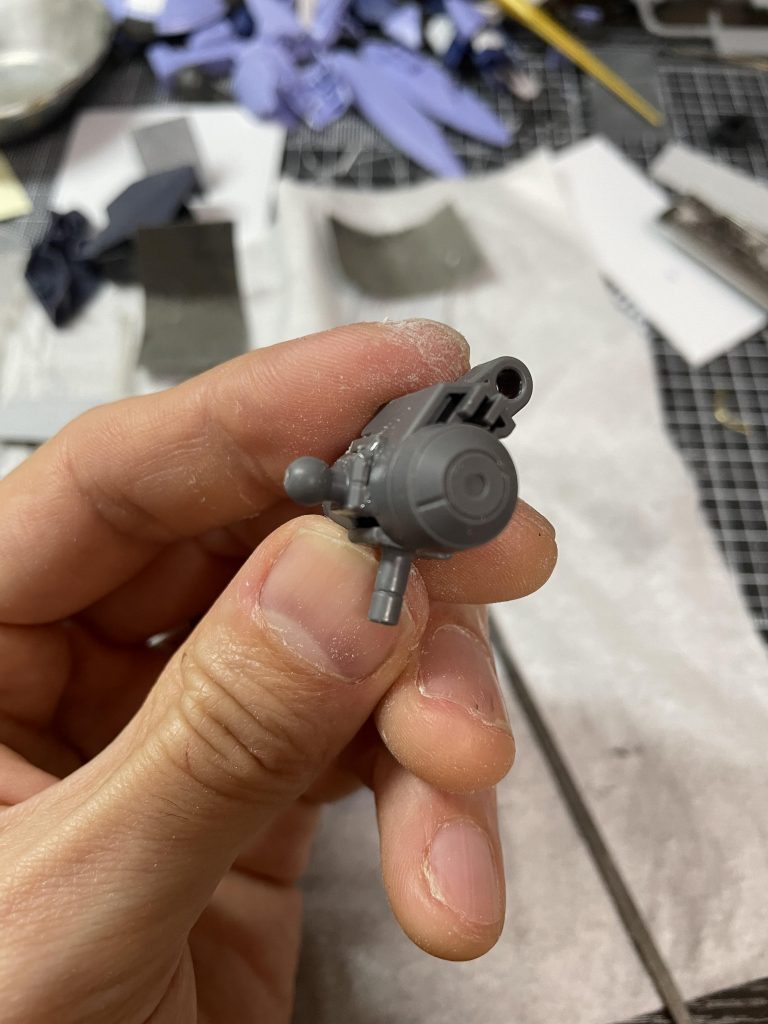 アニメ一期のラスボスに相応しい異形感。めっちゃカッコいい手足の長さなのですが、肩の関節が見えるのが気になって肩の接続軸をカットして削って接着しました。