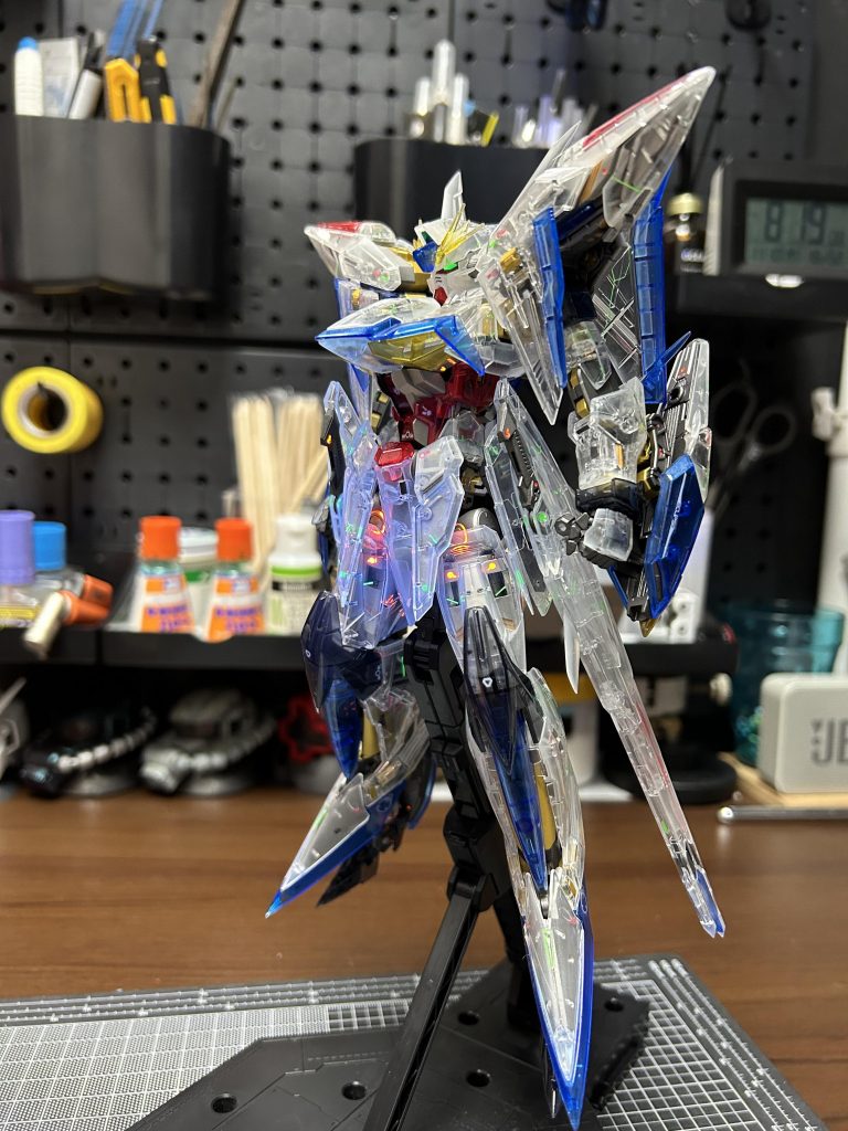 机の上の方が光る様子わかりやすいかも。蛍光塗料かなり綺麗に拭き取らないと拭き取り跡が残ってしまうため気を使います。以上クリアキットでした。パーツ裏のディテールが表に見えるので処理に混乱したりしました。磨く作業に力入れて過ぎなのは反省したいです。専用ストライカーパックも買ってあるのでいずれ通常成形色のキットも作りたいと思います。
