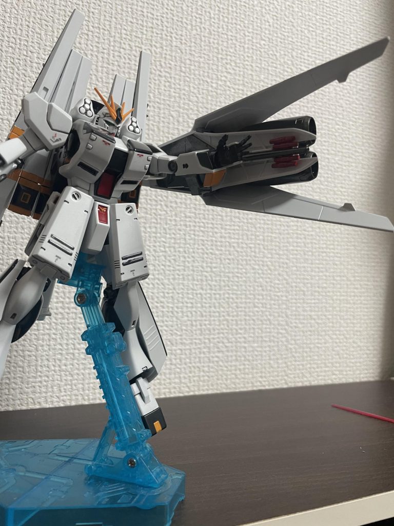 ハイ・メガ・カノンエネルギーが必要なため連射は出来ないが本シールドのみでハイメガキャノン並みの破壊力を発揮するビームが発射できる。「なんていう火力だ…」エリックは普通のMSでは撃つことのできないあまりの威力と攻撃範囲に言葉を無くした…