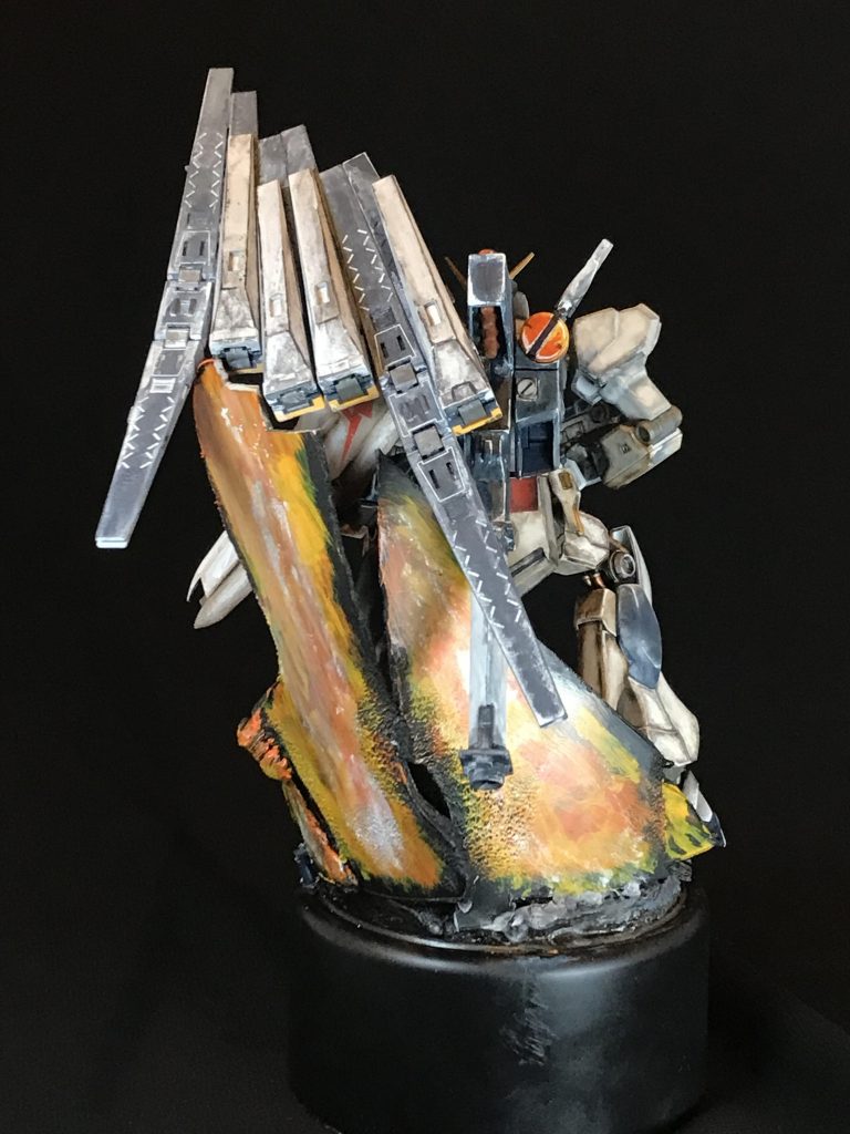 後側ファンネルが重いのでプラ板に色塗って支えています。