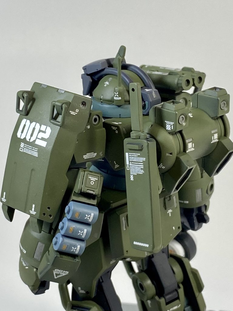 右肩に2連マルチロックミサイル、左前腕にグレネードラック、パックパック左側にヒートナイフ装備。