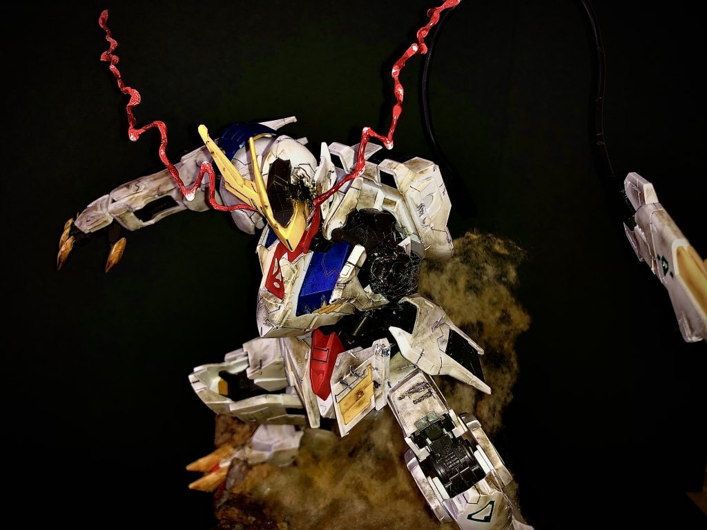 土台は100均の紙粘土とニスで作成し、煙部分は綿に絵の具をつけて、クシャクシャにして馴染ませました。