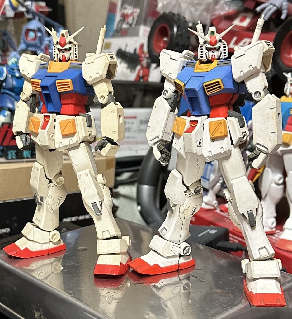 素組みとのツーショットです。全身ランナーを切って貼って整形しての繰り返しです。MG発売当時のリファインされた設定画でなくセンチネル当時の設定画に合わせて改造しました。