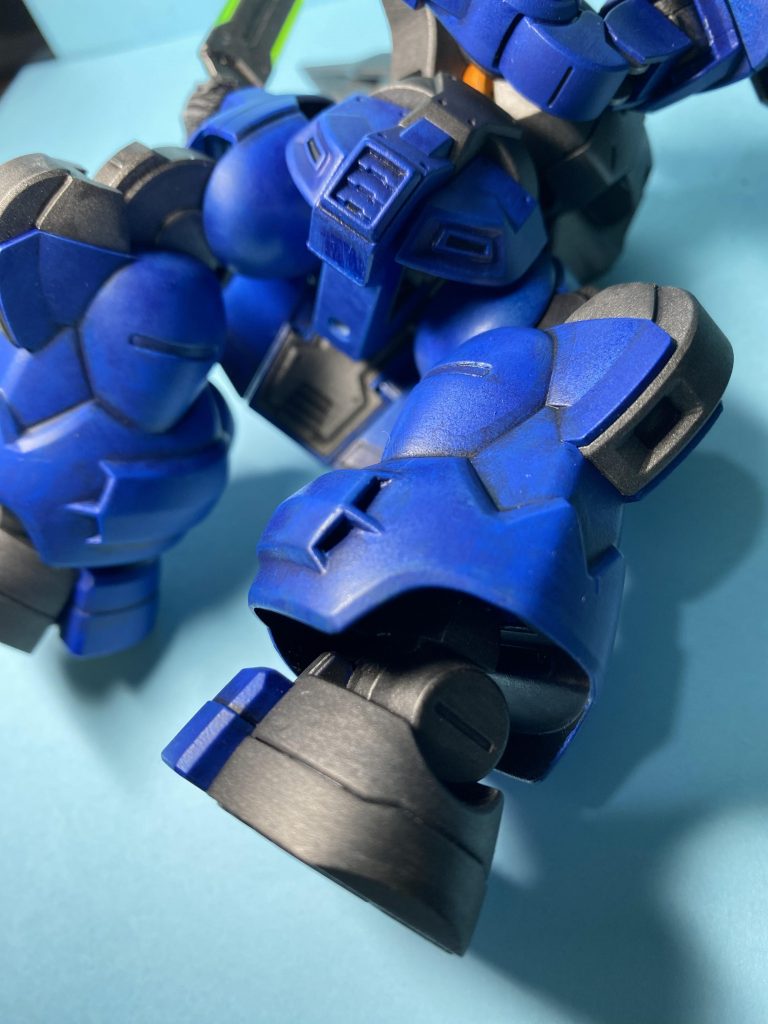 脚部の左右エアインテイク部分(?)は開口加工しました。(あまり効果がない)