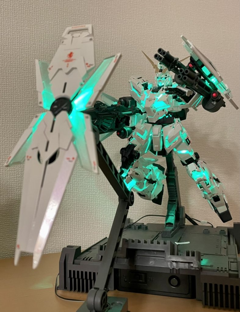 アクション!光って変形してポージングの幅も大きい、ホントに凄いキットです。