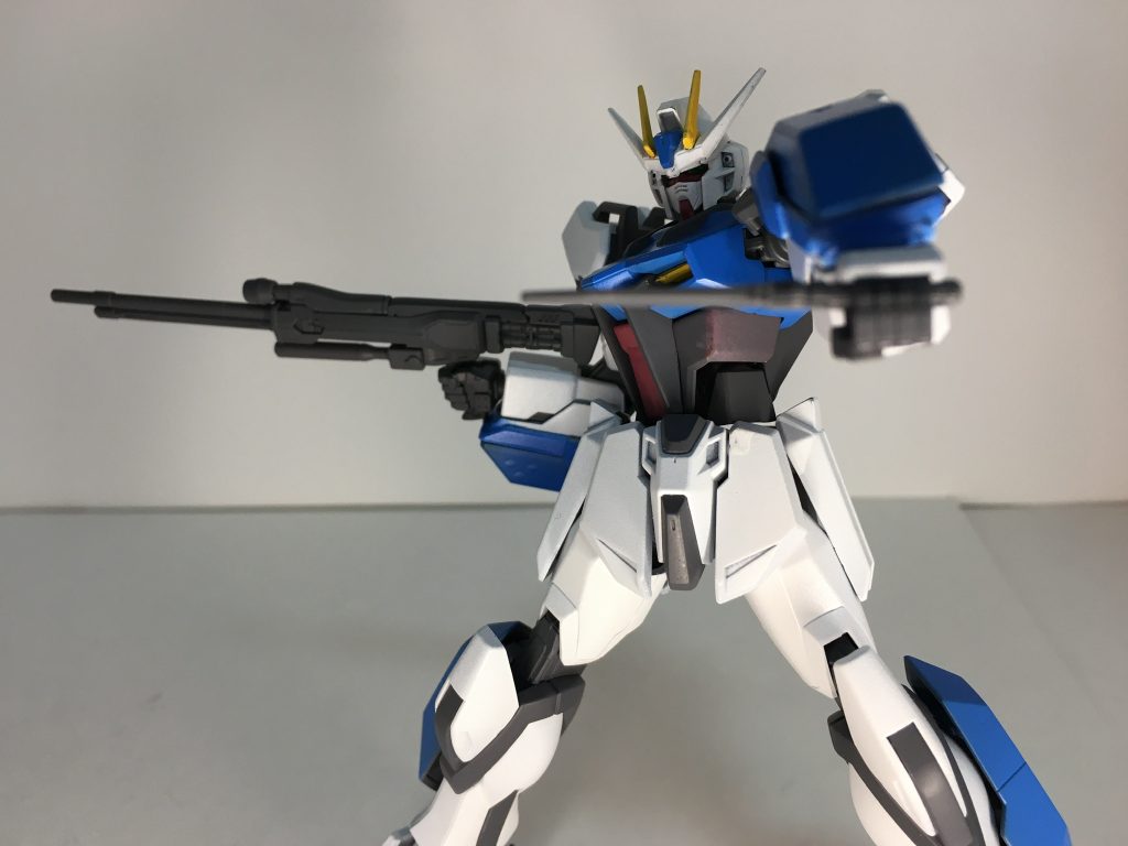 ストライクの基本性能の向上ということで脚部に追加スラスター、腕部にビームガトリングを装備しストライカーパックを装備していなくてもある程度の戦闘ができるようになっています。もちろんアーマーシュナイダーもそのまま装備。