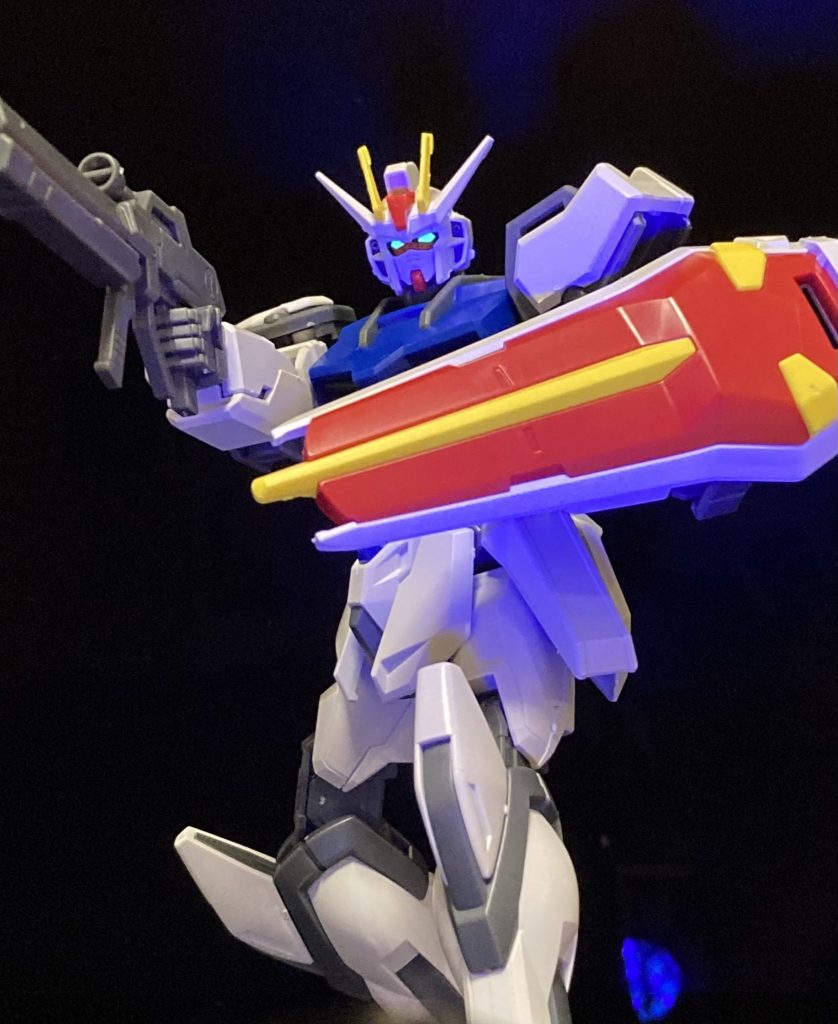 カメラアイだけはガンダムマーカー(蛍光グリーン)で部分塗装しました。