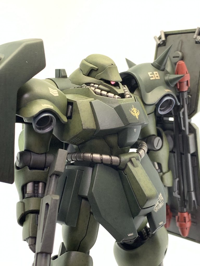 シールド裏をプラ板で埋めたり、スパイクを尖らせたり。股関節の位置を前にしたりしてます。