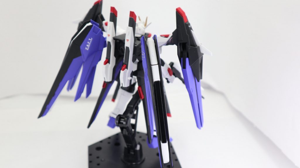 コンセプトはストフリの1対複数殲滅性能を更に強化、装甲や防御力を増やしつつ機動力も落とさない盛り盛り設定です。アメストのバックパックにフリーダムのウイングを装着しています。