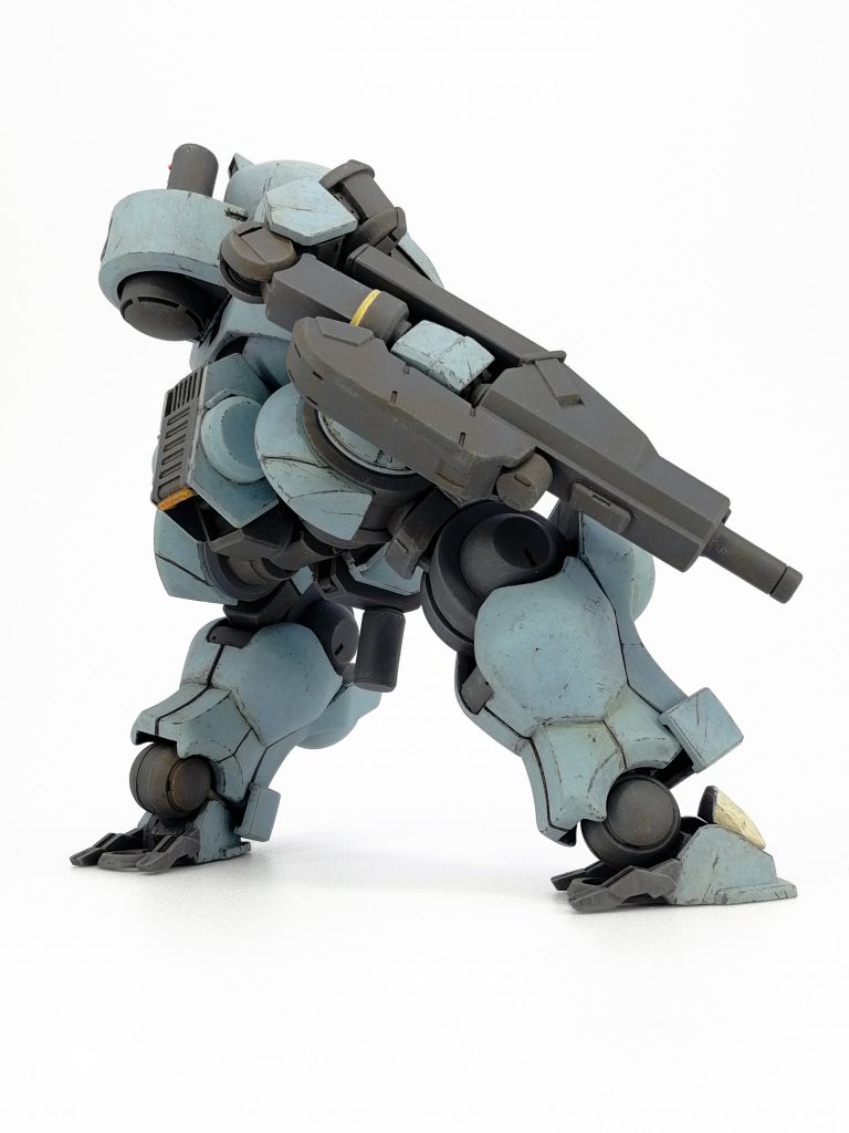 脚部は太腿をジンクスの肩と上腕、膝から脛までをグリモア。足首装甲にリーオーの膝甲をネオジム接続して関節をウォドムポッドの肩を加工したもの、足首をRGトールギスのつま先から加工して作りました。グリモアの膝裏部分の蓋を開口し膝のリング部分を内部まで延長、ジンクスの上腕部分を開口部の幅に合わせて削り込んで内部に入り込めるようにすることで膝の可動範囲を１２０度程度まで拡大しています。