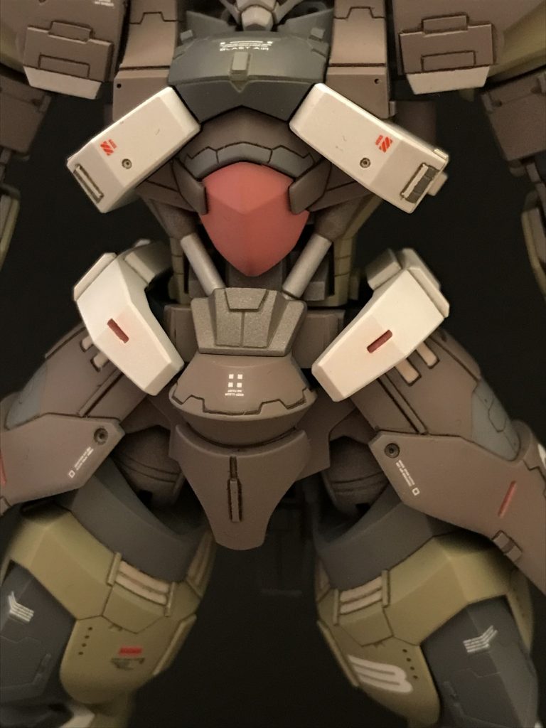 股関節周りがスカスカだったのでジャンクパーツを貼って誤魔化しました。腹で一ミリ延長し、角度がつくようにスペーサーを貼り付けています。