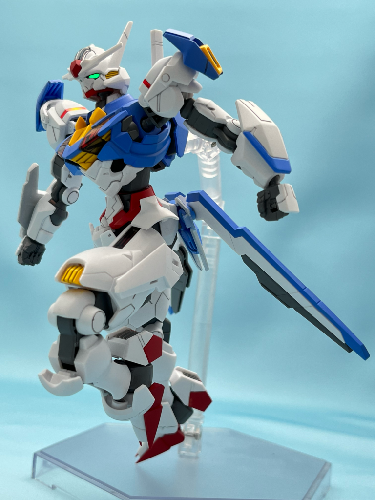 誰にも追いつけないスピードで地面蹴り上げ空を舞う姿をイメージした写真がお気に入りです。不穏な噂を補強するファラクトとの決闘ですが、スレッタの幸せを願うエアリアルくんに祝福を！ 