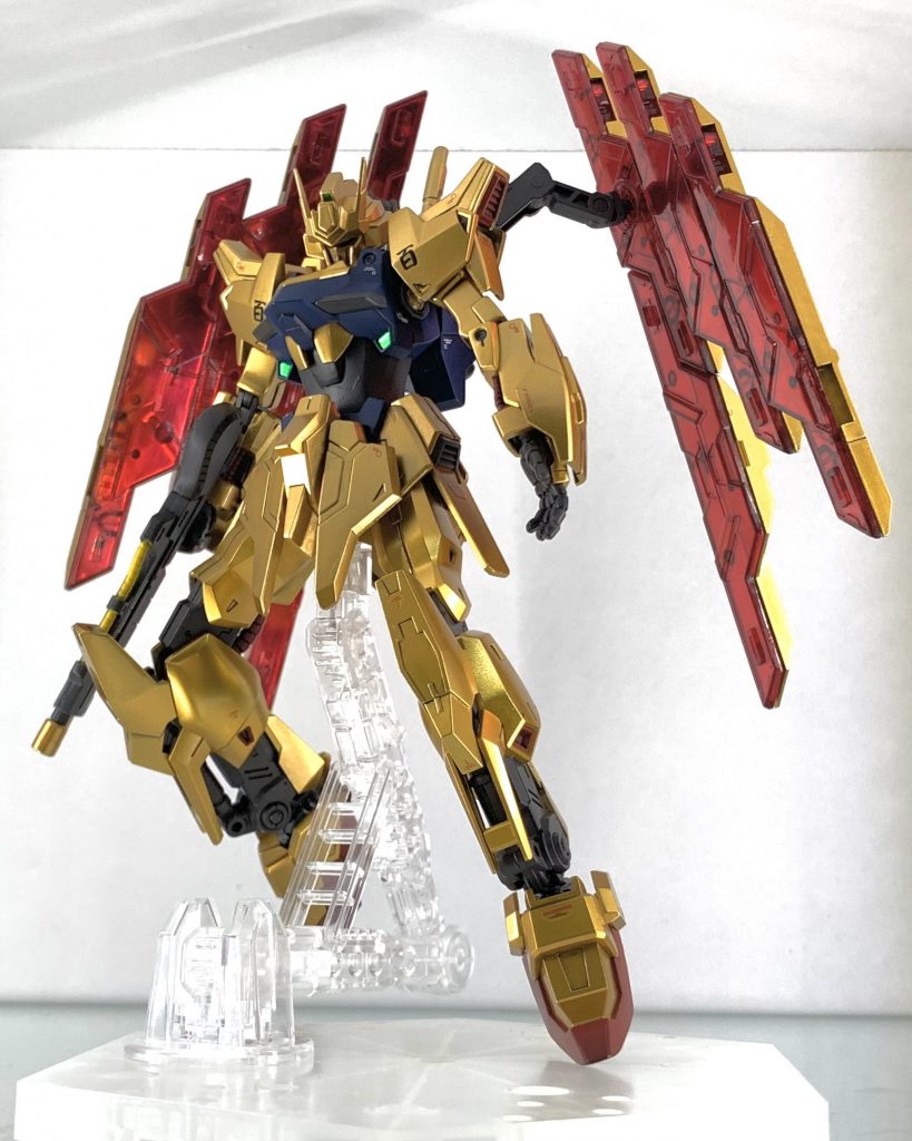 バインダー形態！デルタガンダム系列に見られる、背面のバインダーの機能を再現した形態です！赤い羽が最高にカッコいい…！