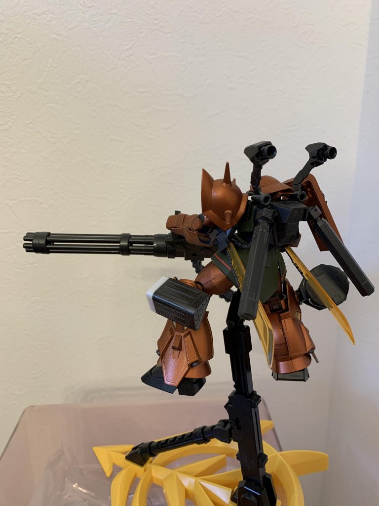 焼け落ちるニューヤークの野戦病院で目を覚ましガルマザビの国葬を見たため、名を伏せ、協力者を募りオデッサから宇宙へ上がる際に当時地上に残ったもので、最も機動力の高いジャジャ馬を空間戦闘仕様にカスタムした機体プロペラントタンクと姿勢制御スラスターをバックパックに増設し高精度の射撃を実現させた