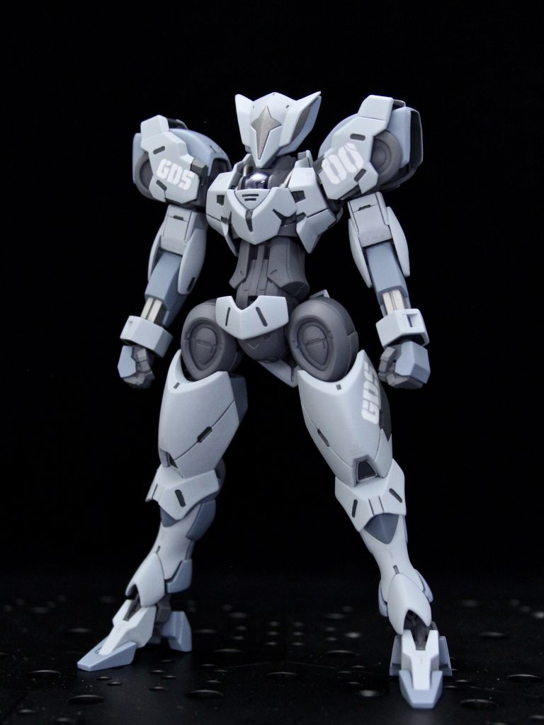 試作0号機 prototype 00まずは基本構造を大幅に見直し、以降のグラスレー社の基礎となるフレーム構成を設計。基本性能試験に特化した武装のないスタイルとして開発され、後に量産機ハイングラにも試験データが活用された。一説には、開発にあたりオックスアース社の技術者を引き抜いたとの噂もある。