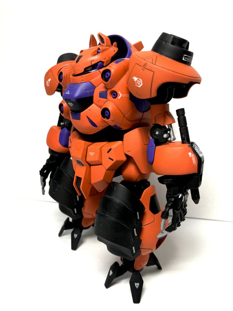 頭部のアンテナは好みでは無かったのでSDガンダムの軍馬から拝借しました。肩の追加パーツはアウンリゼから拝借。バーニアっぽくなっているので変速的な動きが出来そうですね。 脛の追加装甲はヴァリュアブルポッドから拝借エポパテで隙間埋めつつ少し侍っぽい鎧を最初目指していました。