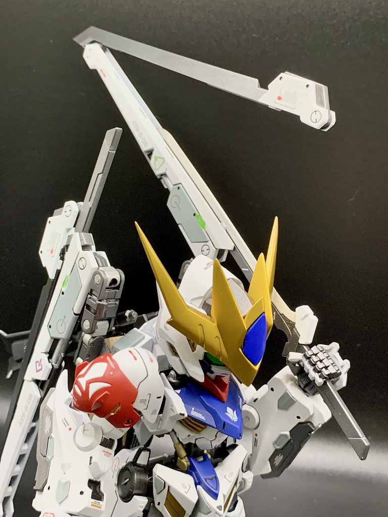 その大剣は展開し、内部から小さい剣が出てきます