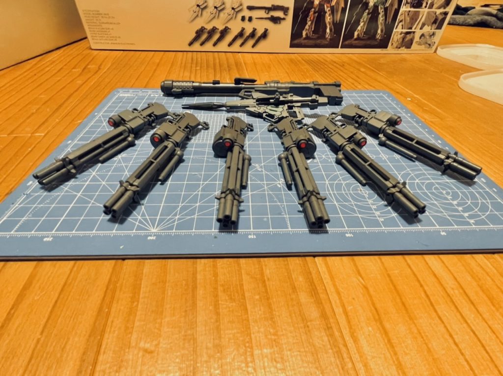 武器類はファントムグレーの下地にスムースパールコート。この組み合わせ、最近のお気に入りです。スコープはキット付属のシールと市販のレンズパーツ。