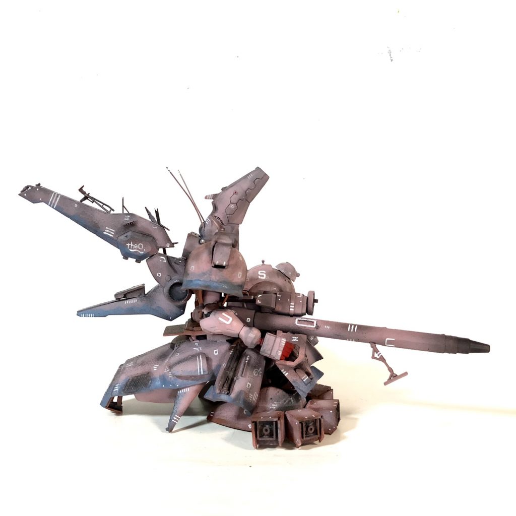 よこ巨大な体躯はミノフスキークラフトでのホバー移動により驚きの運動性能を誇る。