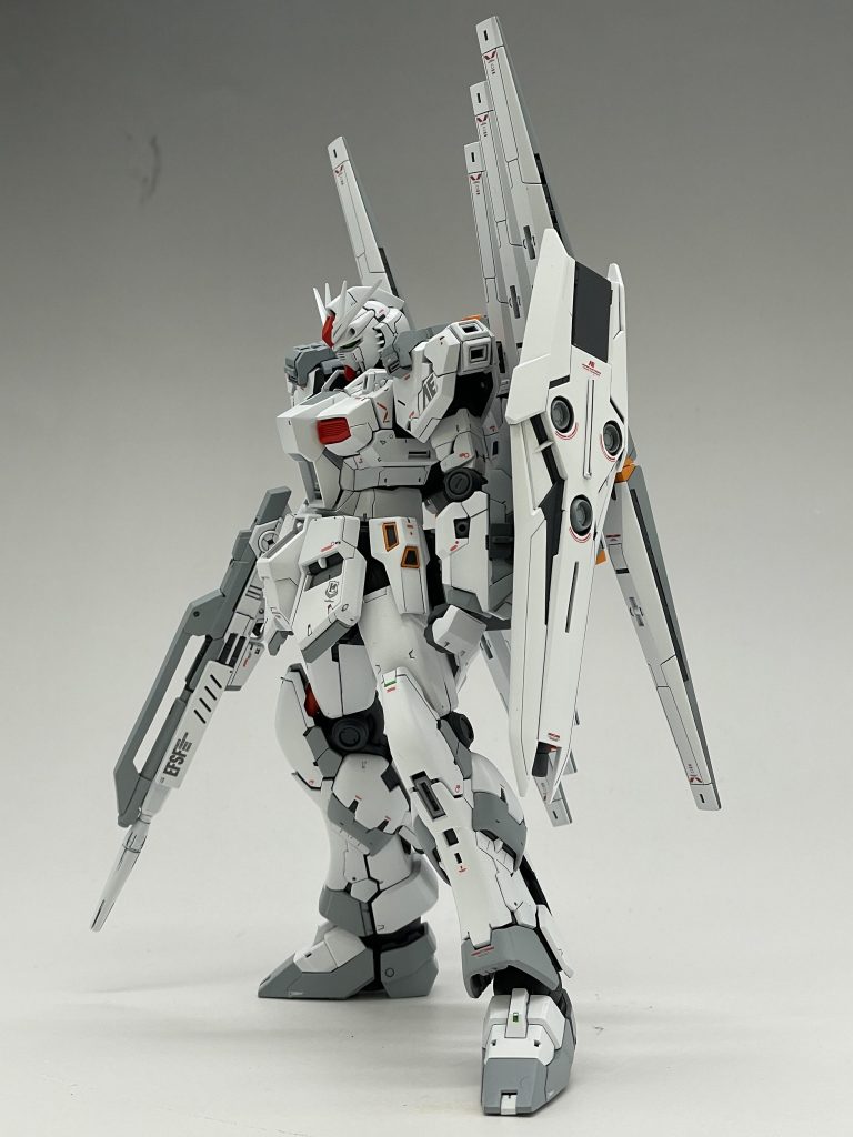 特徴的なライフルとシールドも、RGのデザインを活かしてアレンジしました。