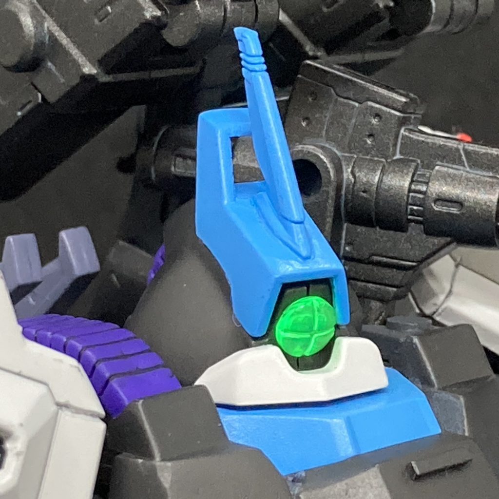 しかしお台場のダイバーシティに遊びに行った時に偶然ビルダーズパーツのキャノンを発見｢これは使える‼️｣と思い至り購入、そしてキャノンとミサイルポッドをリック･ディアスに装着さらにキャノンの方は｢どうせなら左右対象にしたい｣という考えの元、接続軸をもうひとつのキャノンの接続軸に移植し、二連装キャノンに改造そして別の日にビルダーズパーツのブレードアンテナを発見結局我が改造ではお馴染みの武装マシマシの重武装MSになってしまったので、｢ここまで来たならもう差別化しよう。ブレードアンテナ似合いそうだし！｣ということでこれまた購入付けてみると見込み通りバッチリ似合いましたとさ😁──────そして現在に至る、という訳です笑たった1つのパーツを失くしただけなのにこんな事になってしまいました笑俺はもう普通にガンプラを組めなくなってしまったのか…(困惑)この点はラスグアガンダムMk-IIの頭部クリアパーツ紛失からのバルカンでっち上げと似たような感じですねまあ今回はそこから発展しすぎて色んな武器が増えることになったのですが…