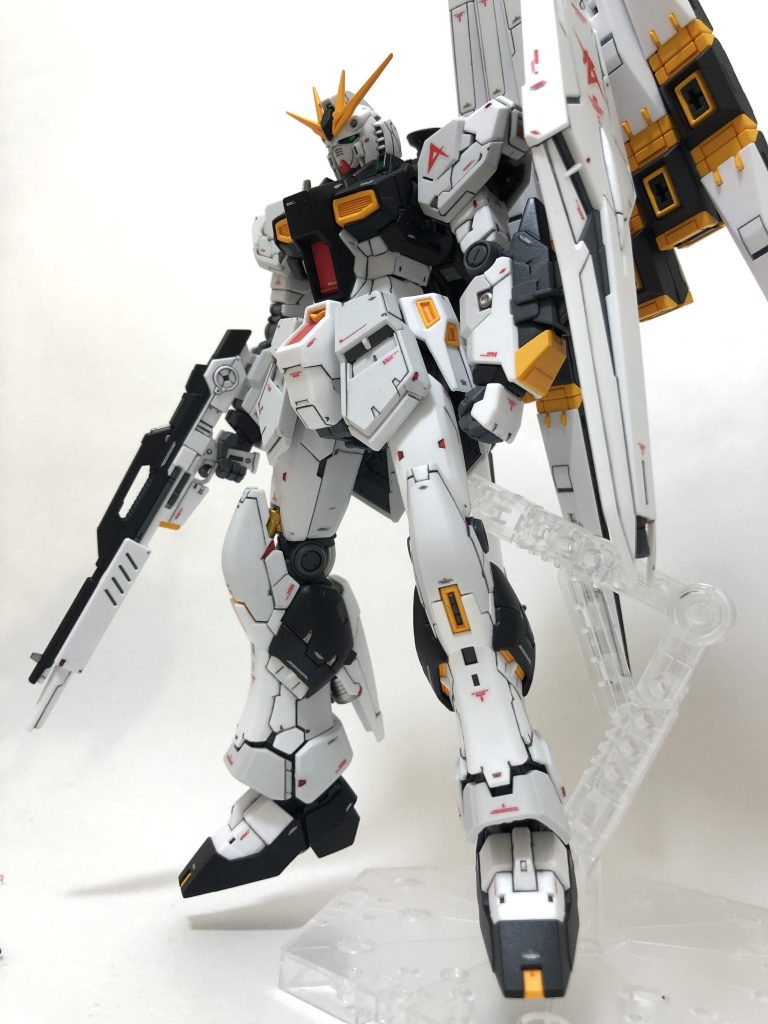 完成したときの第一印象は脚が長すぎる！と感じました。現代的なリデザインが凄くカッコイイです。まさにイケメン！個人的にはhgのプロポーションが好きです。 