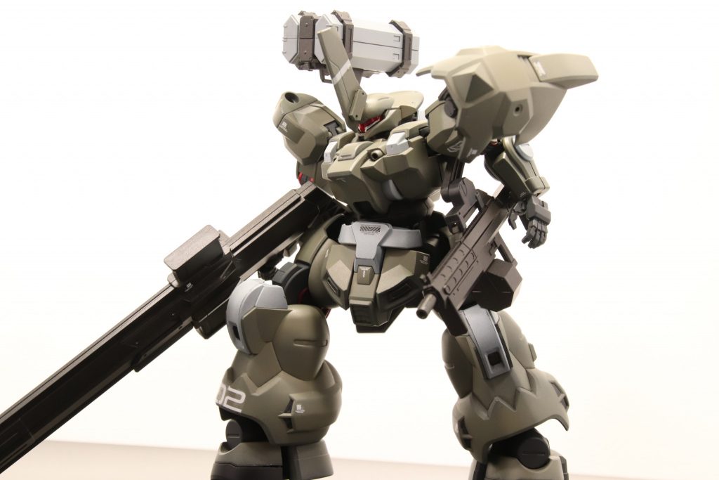 実践的な装備にしたく普段は左手はフリーにして接近戦にマシンガンがウェポンラックから前に取り回します