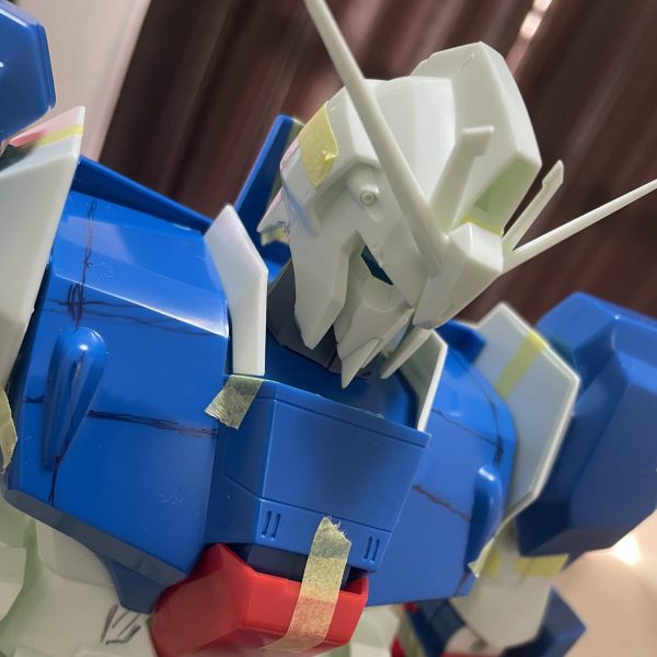 旧キット1/60 Zガンダムに着手。おそらく今年最後のキットになると思います。アニメ劇中の姿を目標に進めたいと思います。顔面切り離し、タテ詰め肩幅左右-5mm、腹部は中心-12mm幅詰めしました。（1枚目）