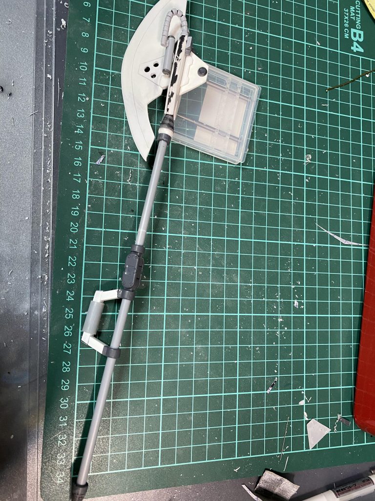 自作武器です。WAVEのプラ棒にコトブキヤのジョイントとプラ板等です