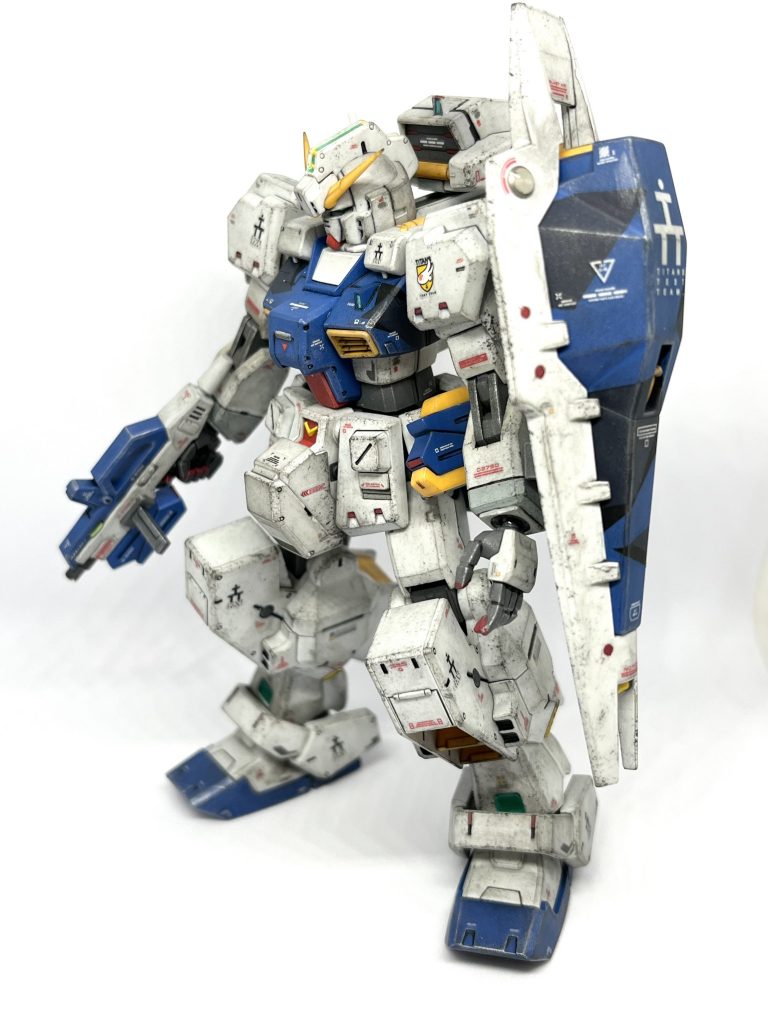 シールドブースター装備。写真の構図がみんな一緒です。流石に古いキット、あまり動きません。ただ、細かいディティールも入っていて、発売時期考えたらオーパーツなんじゃないかと。