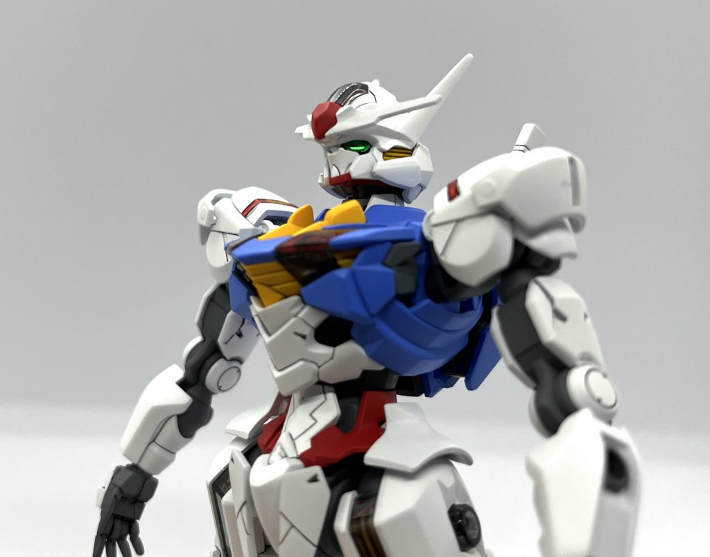 顔は目の周りを削って目が大きく見えるようにしました。付属シールを貼ってその上からUVレジンを垂らしています。光を拾ってくれるので劇中のキラキラした目に近づけたかな?