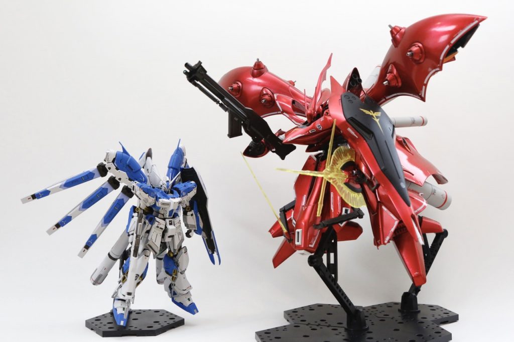 ナイチンゲールと並べて。RGに比べるとHGはかなりのっぺりしてるので、ナイチンゲールには追加デカールを貼って見劣りしないようにしました。