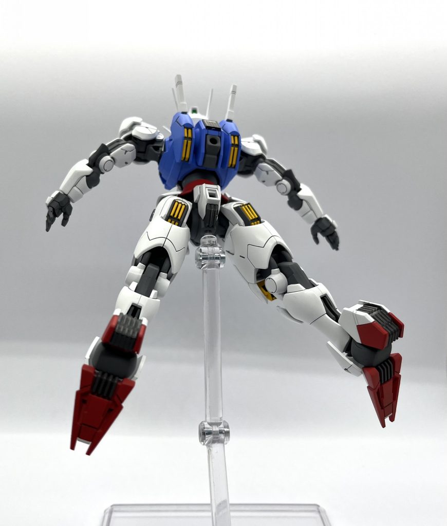 各部グレーはエナメル塗料で筆塗りして塗り分けました。足の赤いパーツも1部肉抜きがあったので埋めています