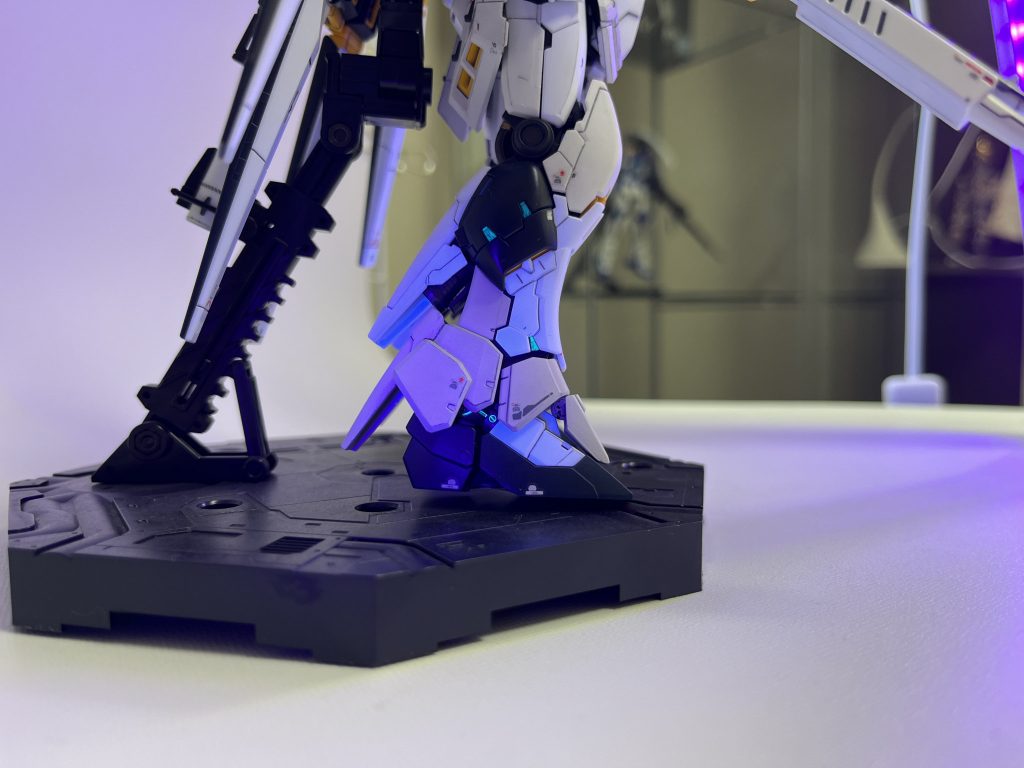 墨入れも蛍光塗料を使い関節内部のサイコチップを表現しました。