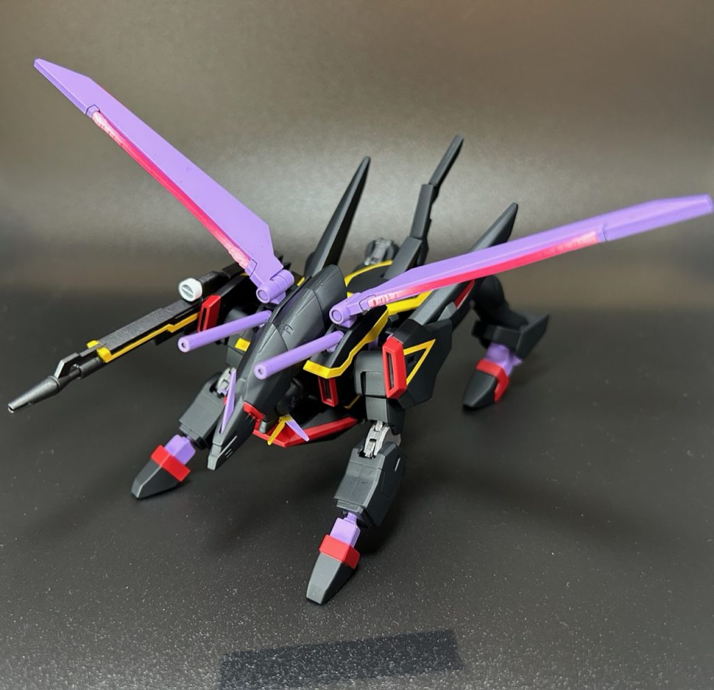 もちろんMA形態に変形可能で、前足は手首を差し替える形で変形させます。