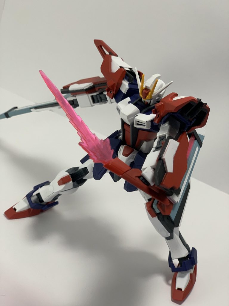 両肩に装備された「ベルフェンドルヒ ビームブーメラン」ドラグーンシステムの応用による量子通信により、投擲しても手元に戻る。ソードストライカーに装備されたマイダスメッサーの強化改良型