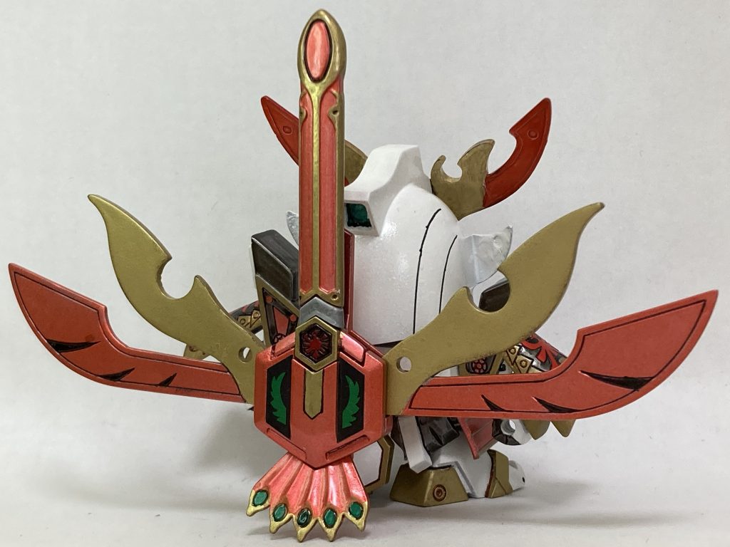 鳳凰本体は艶消しトップコートで質感出し。神器、アーマー、兜は艶ありガンダムマーカーで艶出し。赤はガンダムマーカーメタリックレッド。朱色に近い赤になりましたが、それもまた良し。