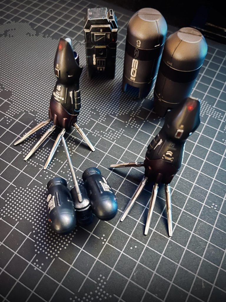 各パーツ完成直後のショット。以上、ハイゴッグ強行偵察型/604スラムハウンドでした。下記にざっくり機体の IF 設定を記載しておきます。ジオン軍 MSM-03C ハイゴッグをベースに強行偵察型として無人化、ステルス機体に改造した特殊電子戦用カスタムMS。敵味方識別コードでは E.F.F. Military コードを擬態しており、オペレーターの高度遠隔操縦によってリモート運用され、極秘の欺瞞作戦において破壊活動を行う。対MS用高精度電子攻撃ミサイル ・ポッド