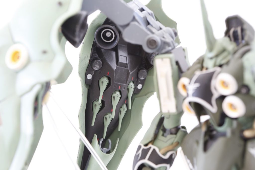 ファンネルラックに赤いアクセント