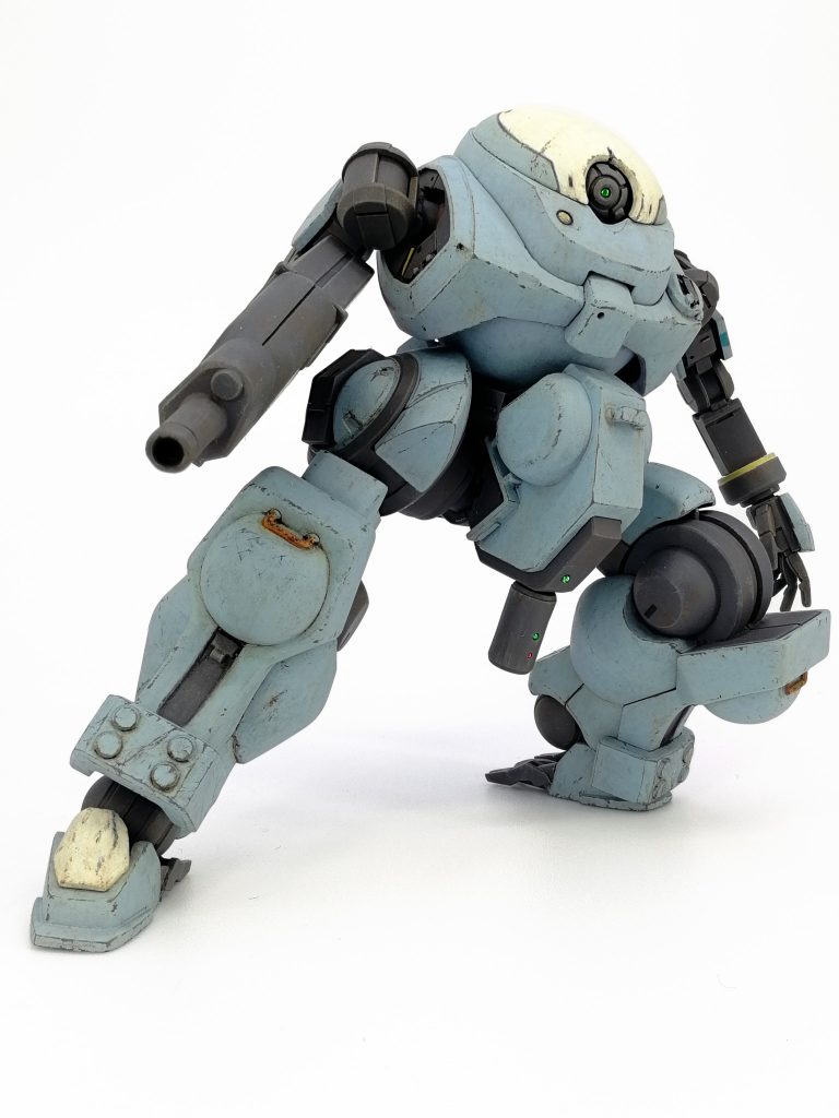 グリモアの腹を上半分切り欠いて胴と頭を一体化。腹から頭までで一つの球状にデザインしています。カメラアイ部分にグレイズの目を埋め込み。内側を6ｍｍ球状に削り込んでボールジョイント化しているため目が可動します。頭部との接続軸をクリアパーツで作り奥に発光用のミライト仕込み部分を付けているためカメラアイ部分は電飾による発光が可能です。胸の中央部をカットして反転。股間部は左右をカットしてグリモアのフロントスカートやゲイレールの脛装甲等で調整。股関節は構造から見直して根元をボールデンアームズでボールジョイント化しています。腕部はグレイズフレームの装甲を大胆にパージして接続用の切り欠き等を埋めています。手首のリングはグレイズフレームの太腿接続部分のリング状パーツ。無加工でそのままピッタリ嵌まります。