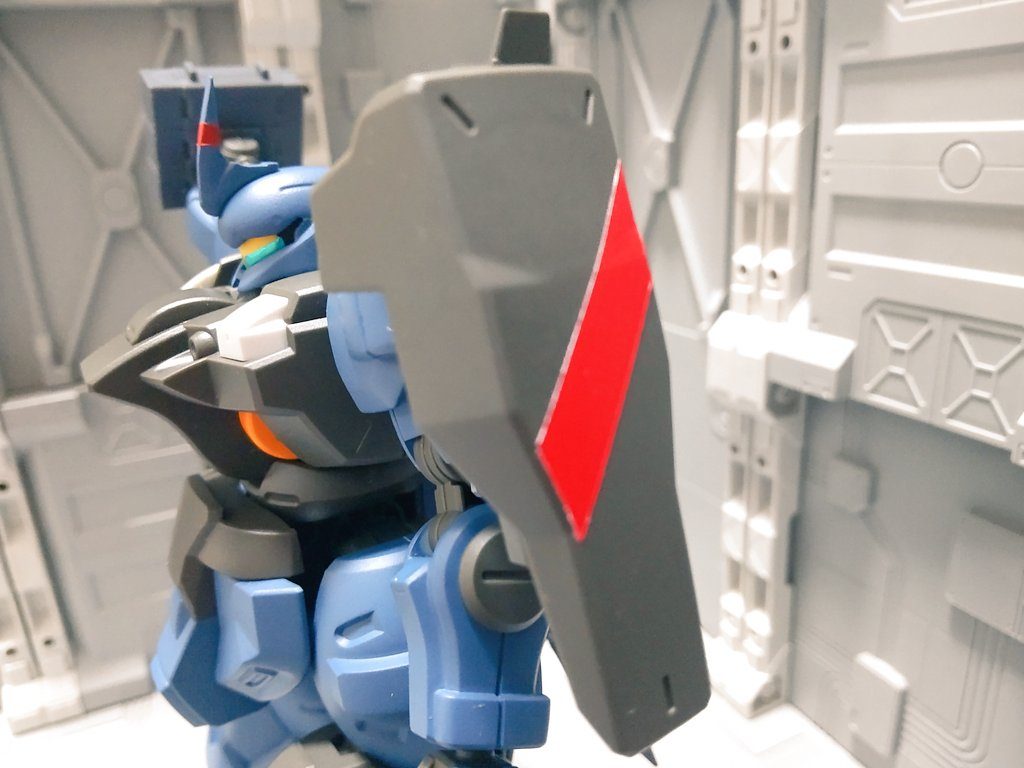 左肩のショルダーシールドには差し色とパーソナルマークの意味を含めてレッドラインを引いています