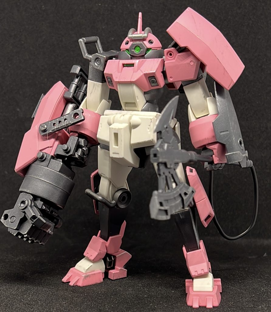 本体は基本的に手を入れず、右はインパクトナックルの増設、左はシールドの追加をして役割をはっきりさせています。