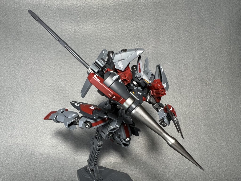 ランスを構えて突貫。機動力に物を言わせて正面からかっ飛んでくるイメージ。